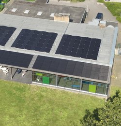 Photovoltaikanlage auf dem Hallenbaddach